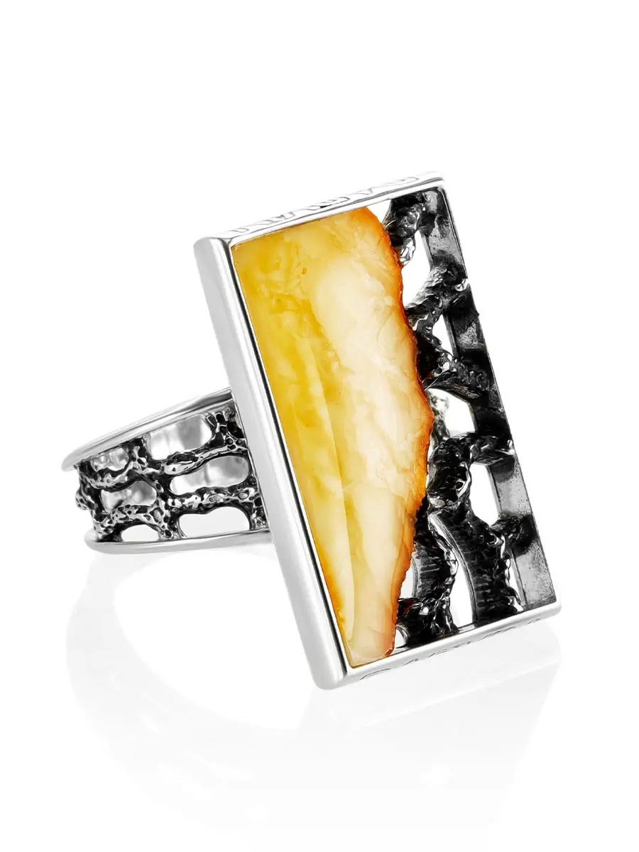 картинка Прямоугольное кольцо со вставкой из цельного пейзажного янтаря «Модерн» в онлайн магазине
