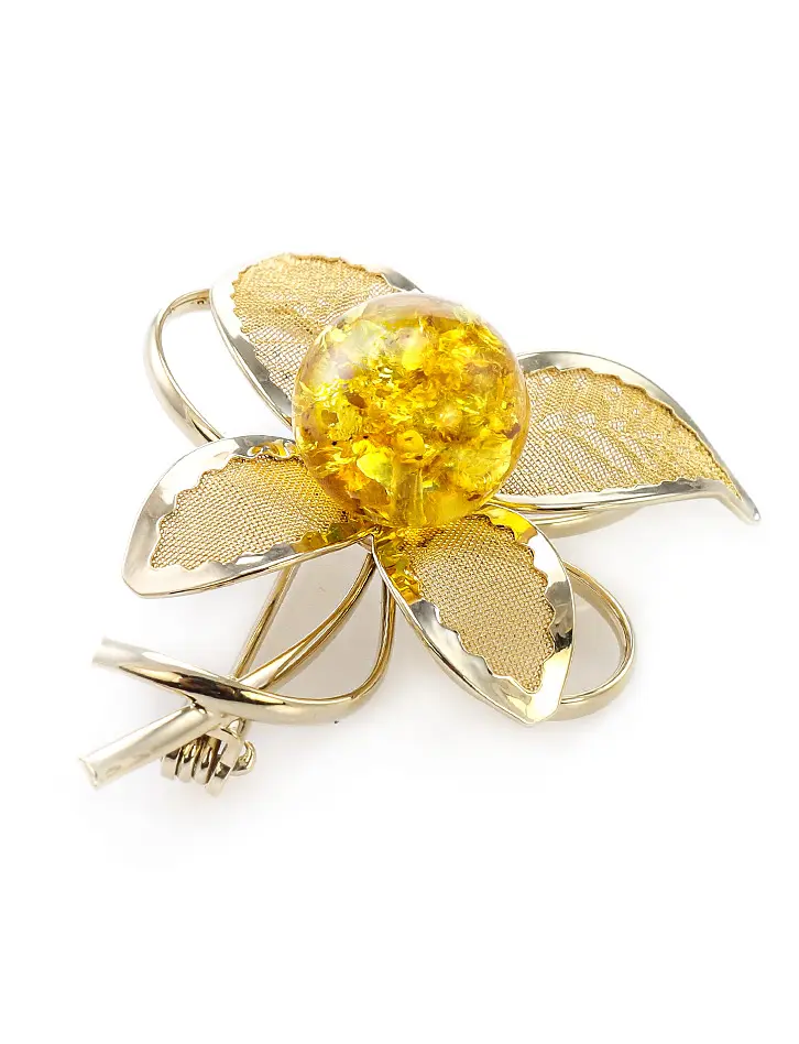 картинка Небольшая позолоченная брошь с натуральным искрящимся янтарём лимонного цвета Beoluna в онлайн магазине