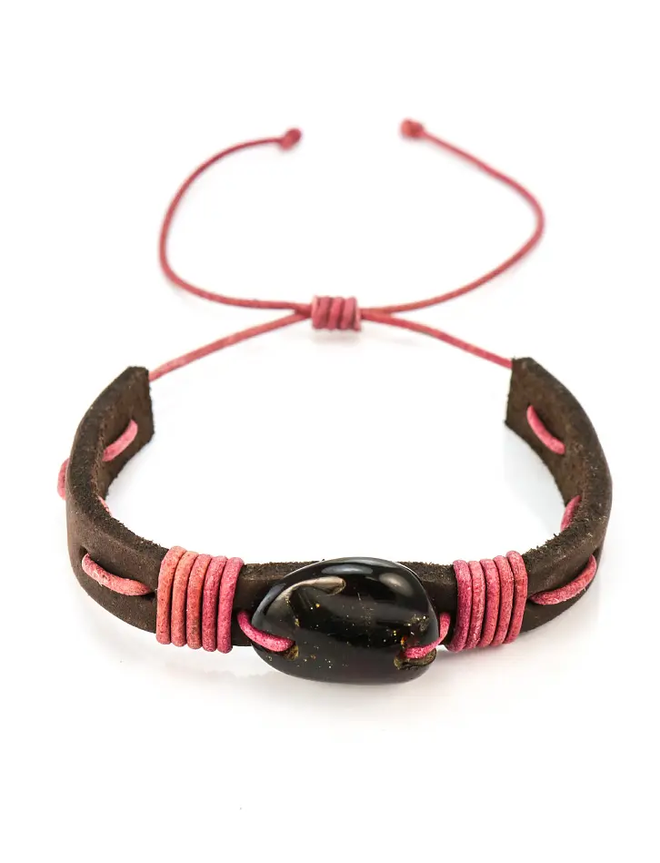 картинка Стильный браслет из тёмно-коричневой кожи, переплетённой розовым шнурком с вишнёвым янтарём в онлайн магазине
