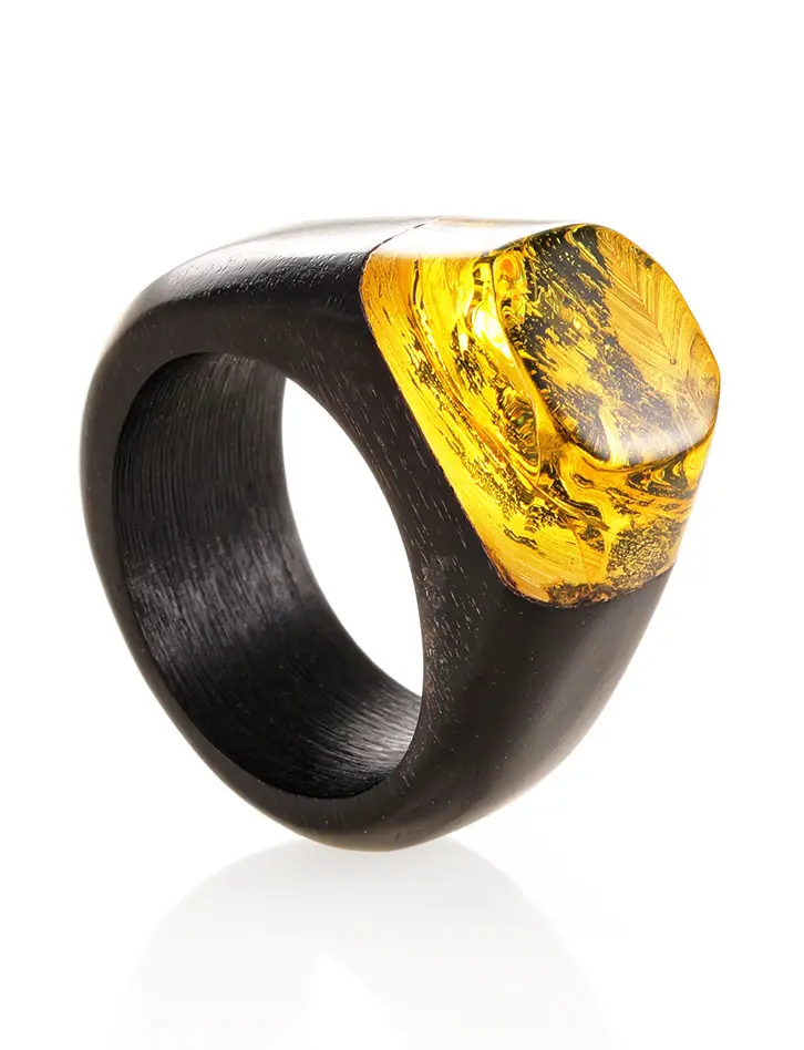 картинка Эффектное кольцо из древесины граба и натурального янтаря «Индонезия» в онлайн магазине