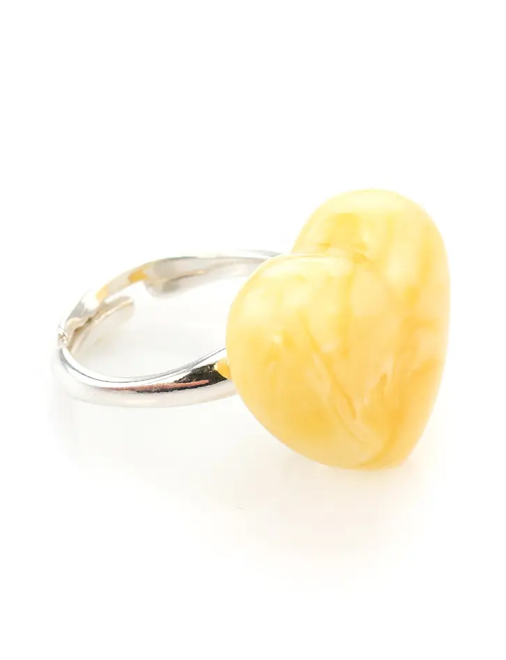 картинка Нежное кольцо из серебра и натурального балтийского медового янтаря с пейзажной текстурой «Сердце» в онлайн магазине
