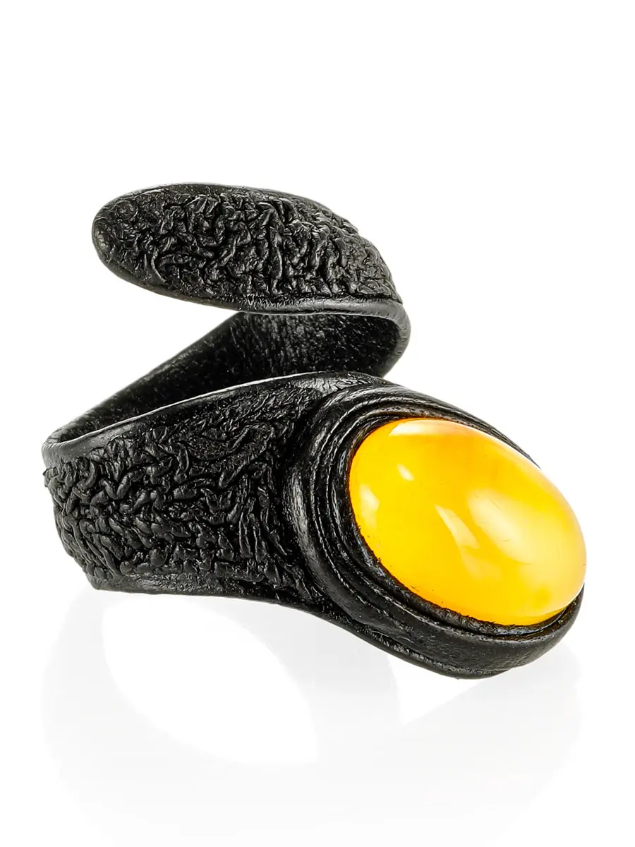 картинка Эффектное кольцо «Змейка» из черной кожи и натурального янтаря в онлайн магазине
