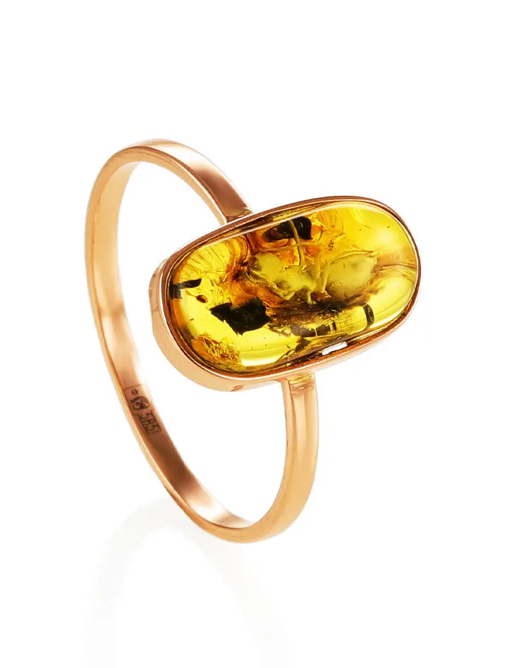 картинка Необычное золотое кольцо «Клио», украшенное лимонным янтарём с инклюзом насекомого в онлайн магазине
