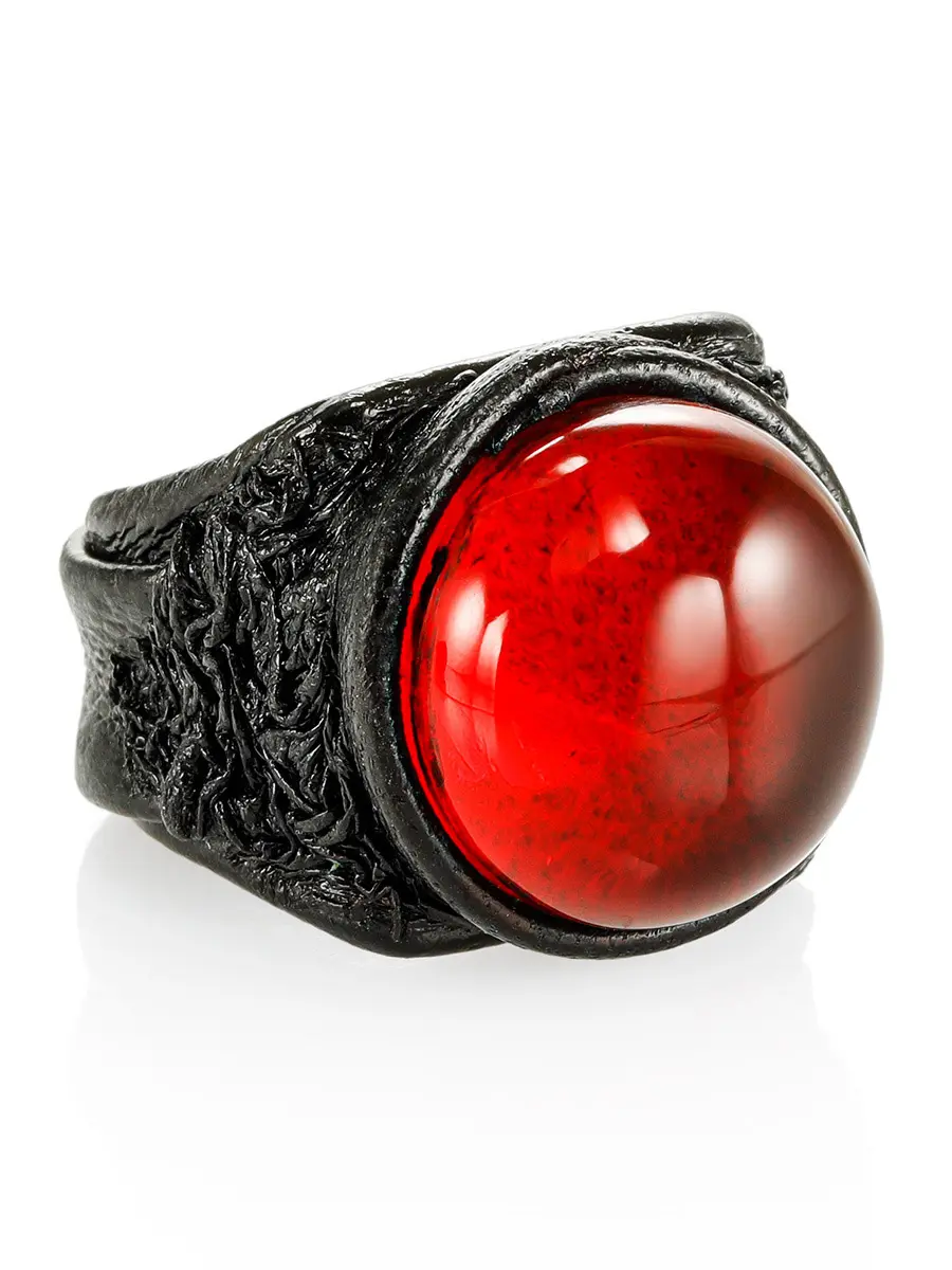 картинка Эффектное кожаное кольцо «Нефертити» со вставкой из цельного янтаря красного цвета в онлайн магазине
