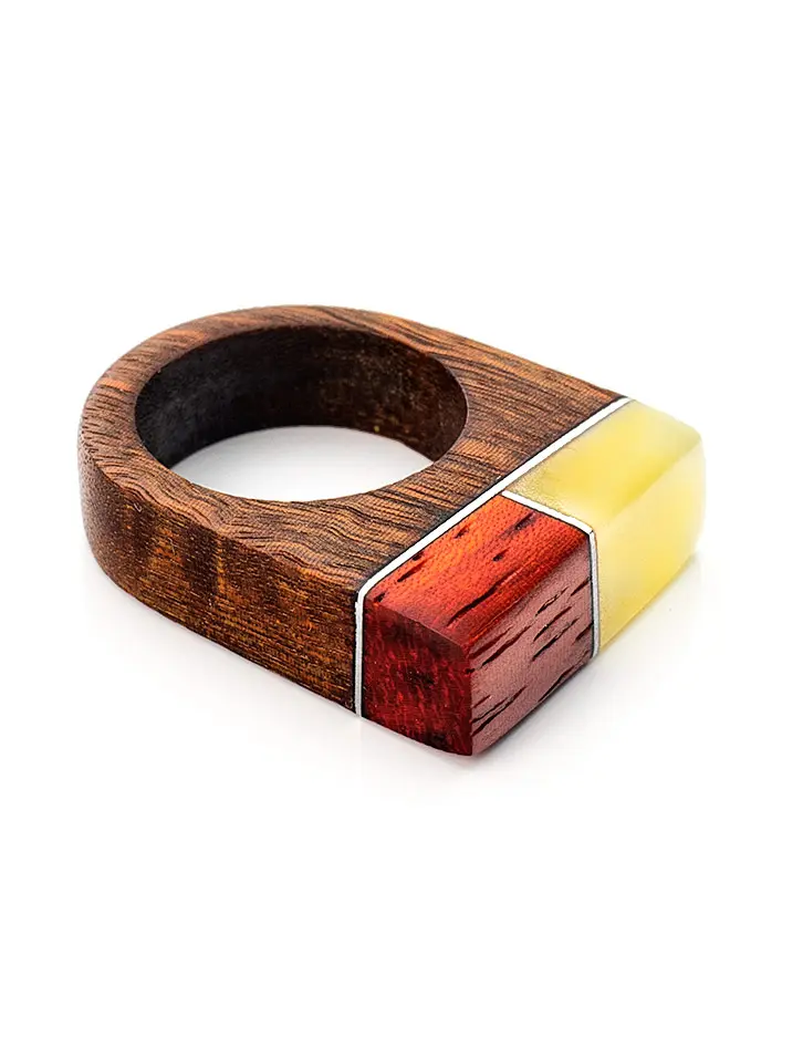 картинка Эксклюзивное кольцо из бразильского ореха и падука, украшенное натуральным янтарём «Индонезия» в онлайн магазине