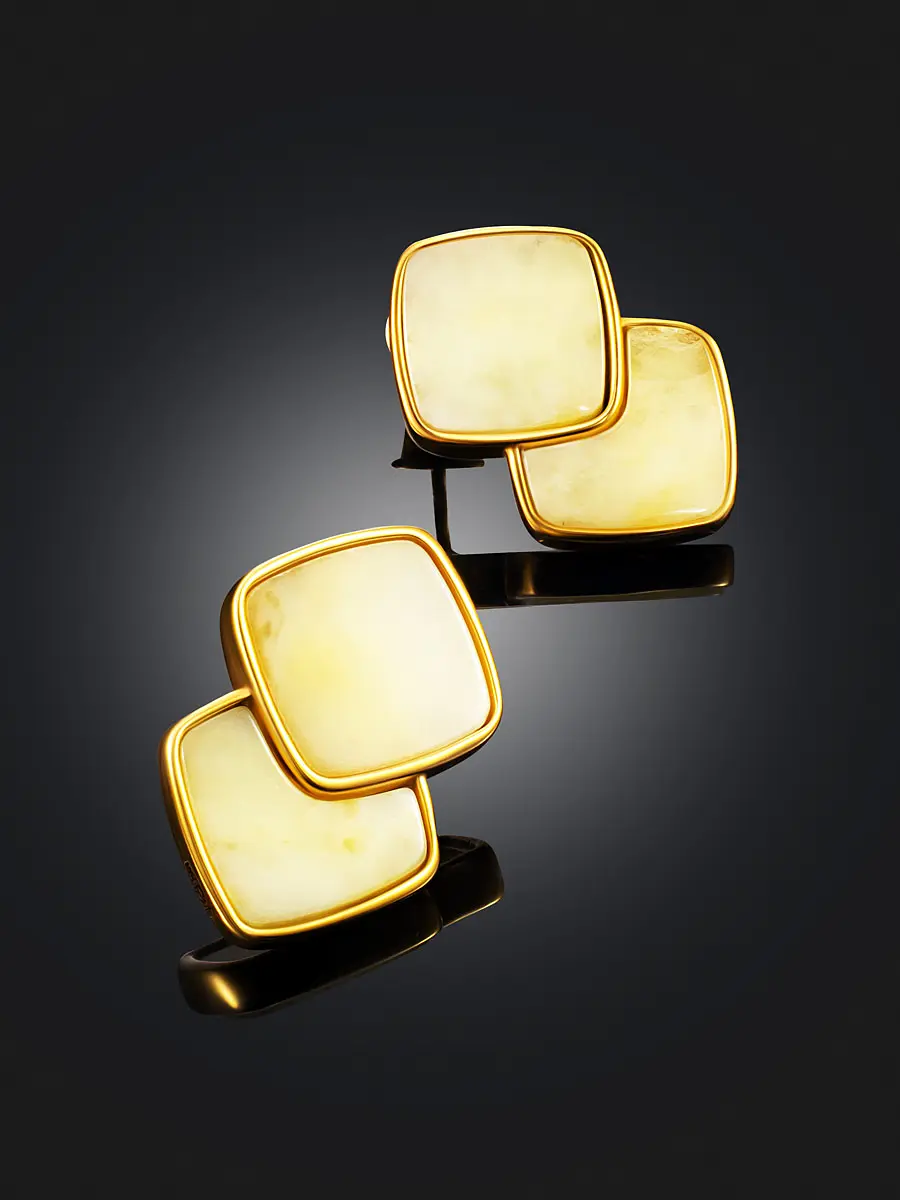 картинка Стильные серьги-пусеты с медовым янтарём «Монако» в онлайн магазине