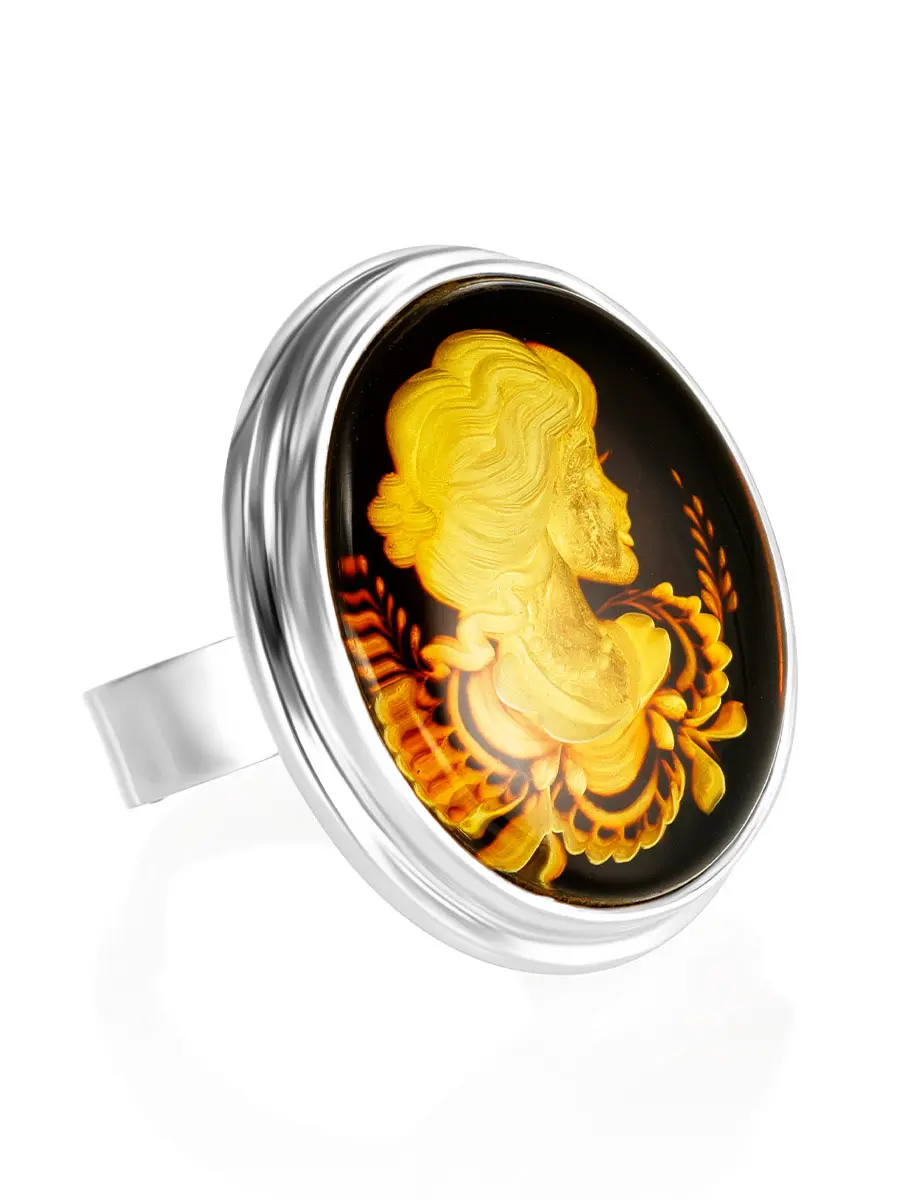 картинка Крупное серебряное кольцо с инталией на цельном янтаре «Элинор» в онлайн магазине