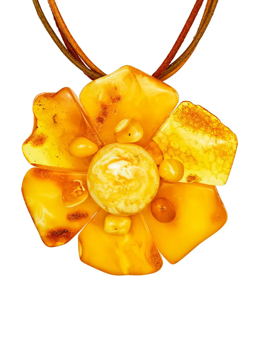 картинка Крупный цветок из натурального балтийского янтаря медового цвета на шнурке «Шиповник» в онлайн магазине