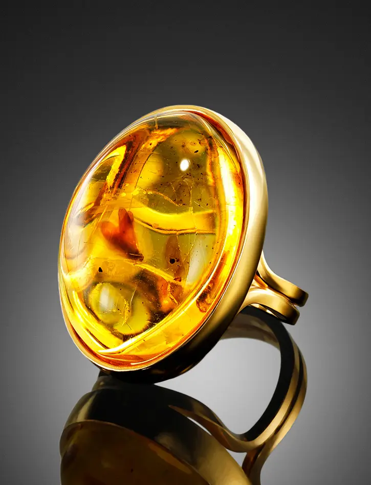 картинка Позолоченное кольцо с натуральным янтарём с инклюзом «Клио» в онлайн магазине