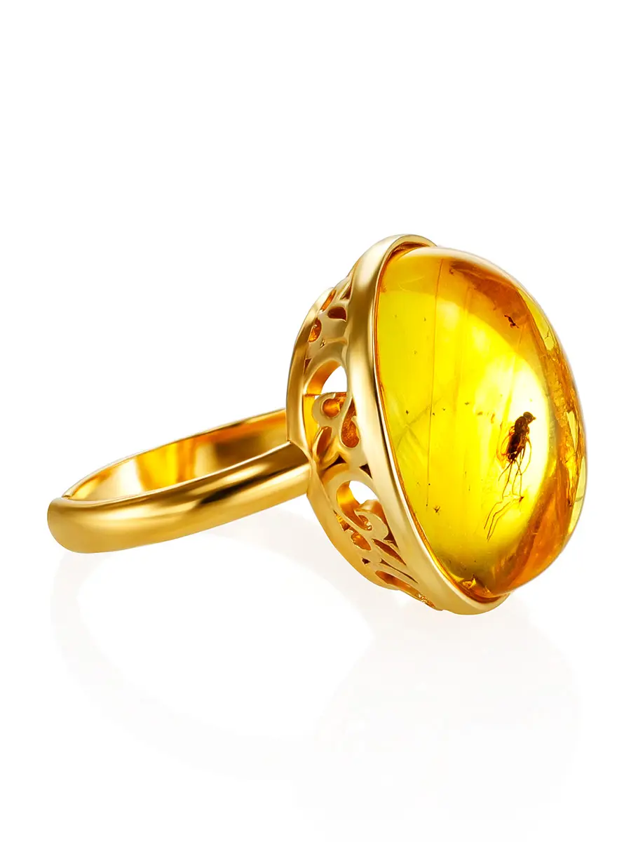 картинка Красивое кольцо из янтаря с мухой в позолоченной оправе «Клио» в онлайн магазине