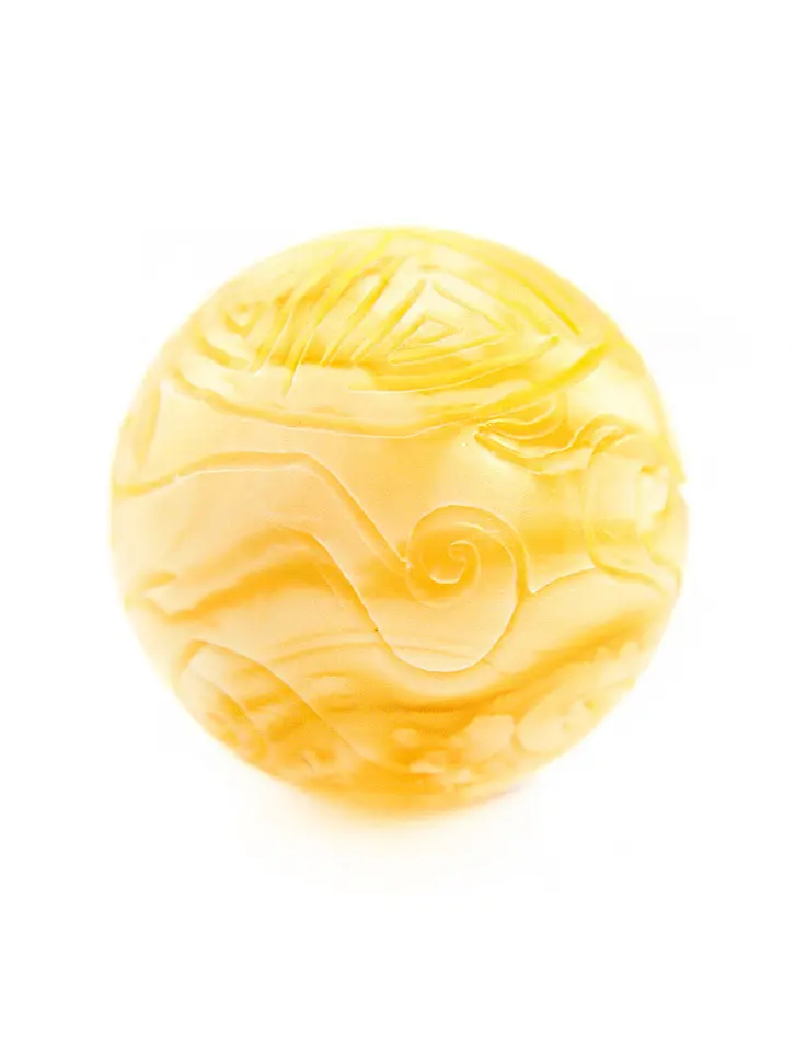 картинка Сувенирный шар из янтаря с пейзажной текстурой и резьбой «Волны» в онлайн магазине