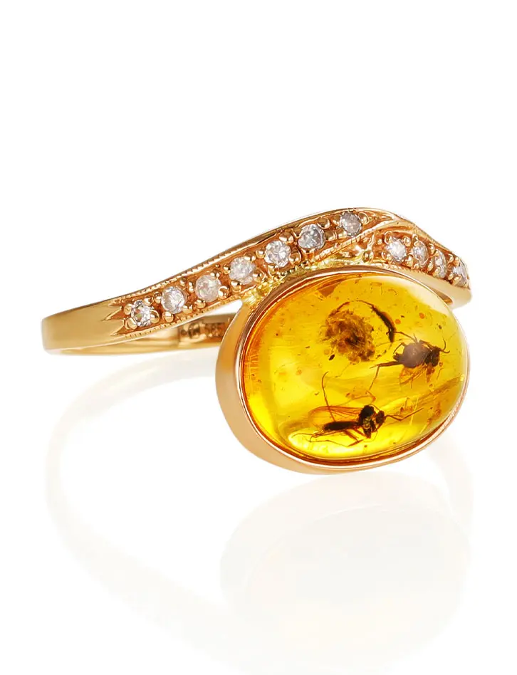картинка Изысканное кольцо из янтаря с инклюзами, украшенное фианитами «Клио» в онлайн магазине