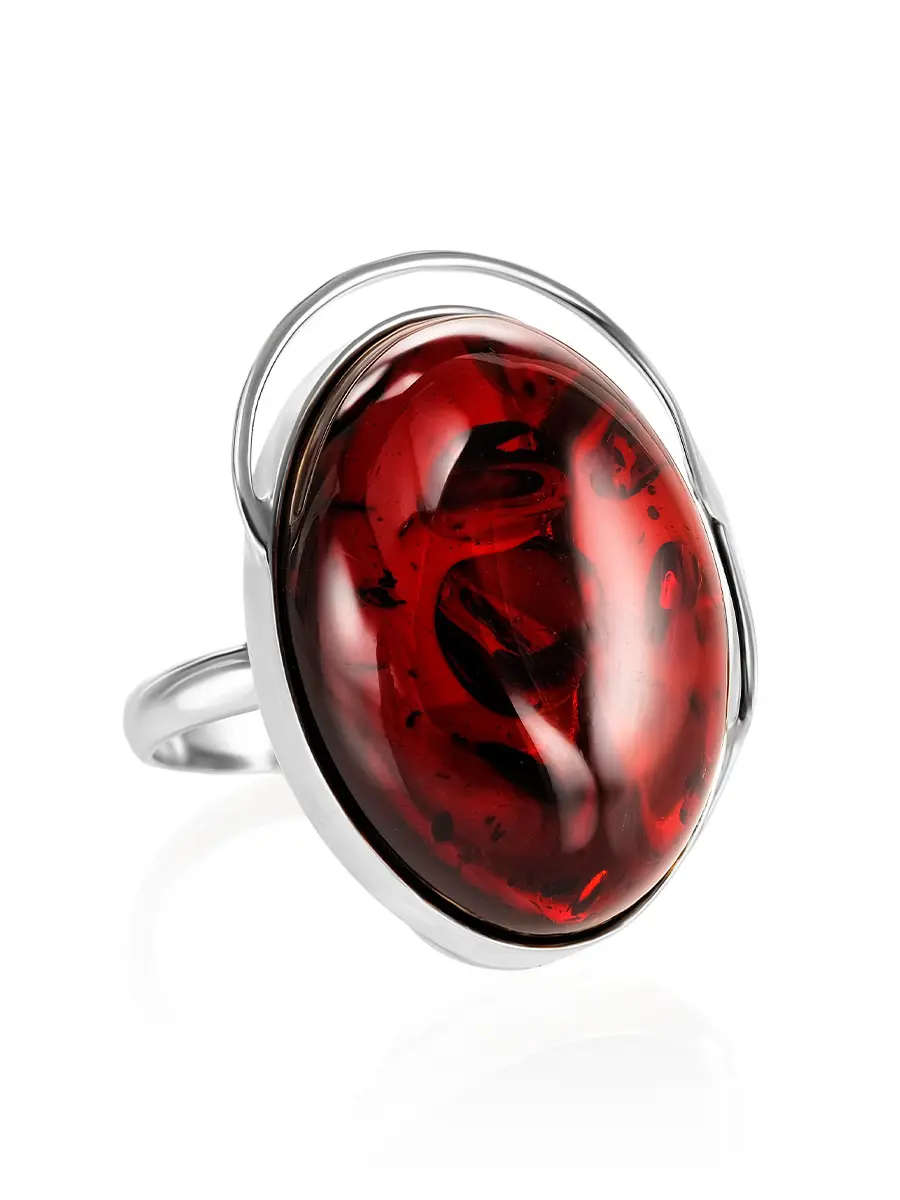 картинка Крупное кольцо из серебра с натуральным янтарем овальной формы темно-вишневого цвета «Маньяна» в онлайн магазине