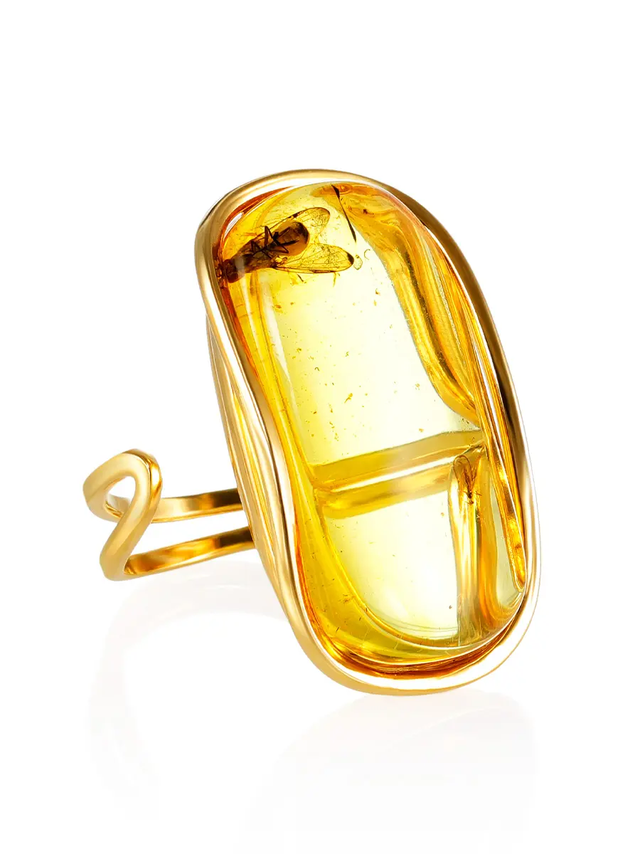 картинка Позолоченное кольцо «Клио», украшенное янтарём с включениями в онлайн магазине