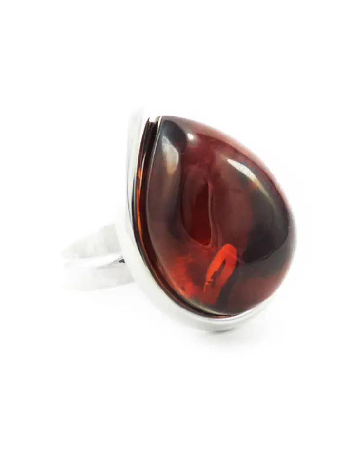 картинка Крупное стильное кольцо из цельного янтаря вишневого цвета «Капля» в онлайн магазине