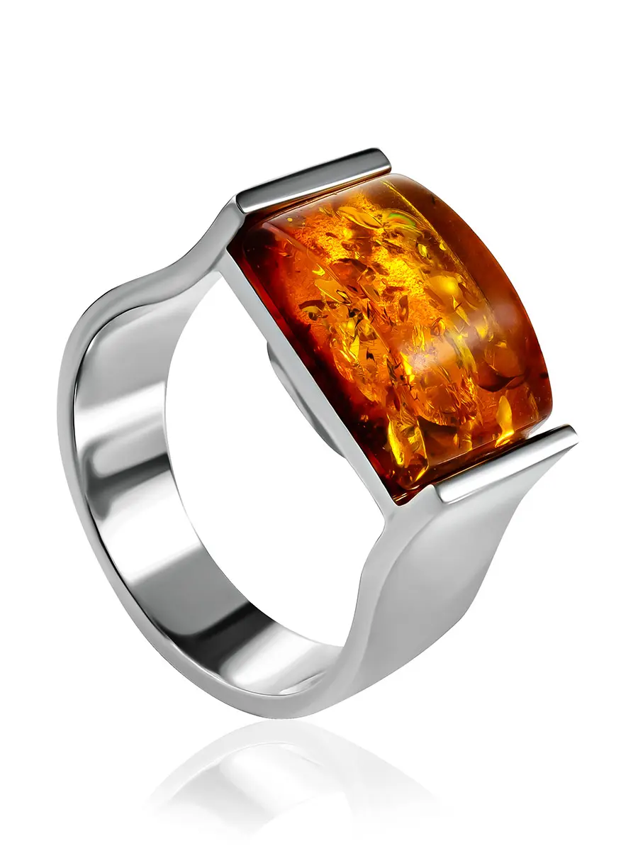 картинка Стильное кольцо «Самум», украшенное искрящимся коньячным янтарём в онлайн магазине