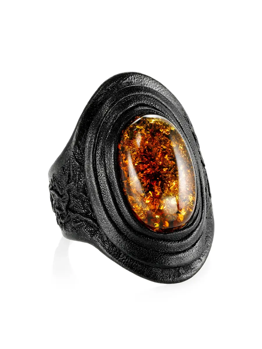картинка Кольцо-перстень из натуральной кожи с крупным искрящимся янтарём «Нефертити» в онлайн магазине
