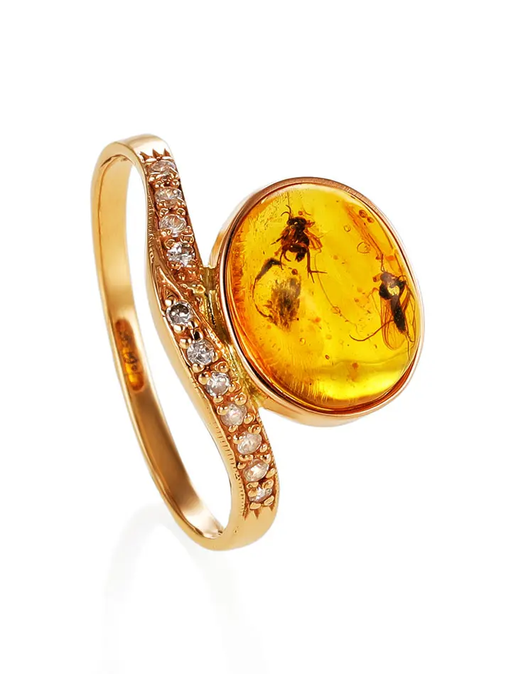 картинка Изысканное кольцо из золота и янтаря с инклюзами, украшенное фианитами «Клио» в онлайн магазине