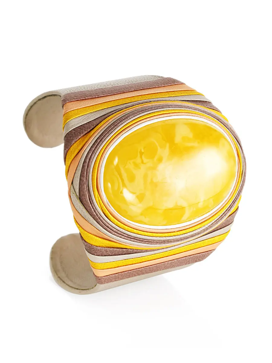 картинка Широкий браслет на жёсткой основе из кожи с натуральным медовым янтарём «Нефертити» в онлайн магазине