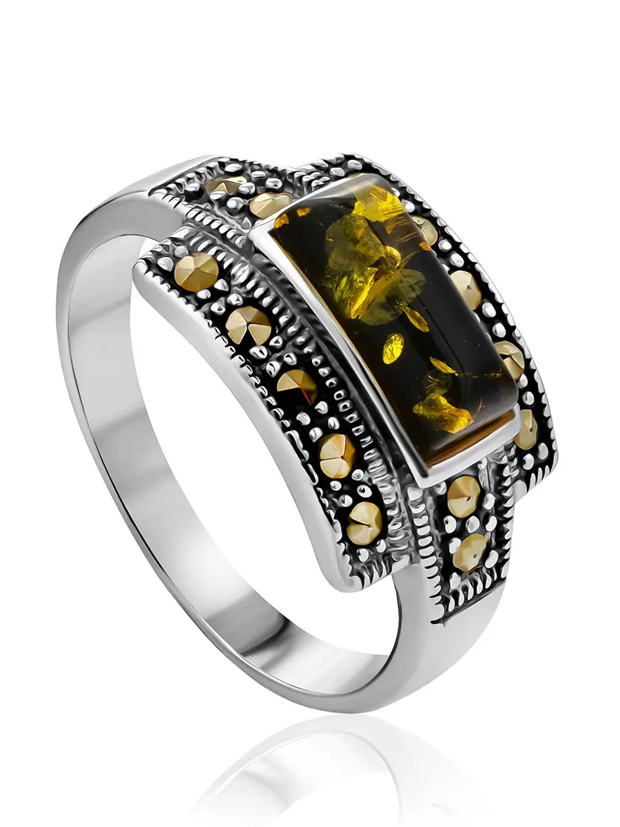 картинка Изящное стильное кольцо с зелёным янтарём и марказитами «Эйфория» в онлайн магазине