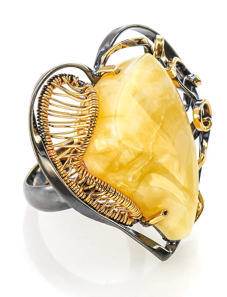 картинка Кольцо «Версаль» в форме сердца из цельного медового янтаря и серебра с позолотой в онлайн магазине