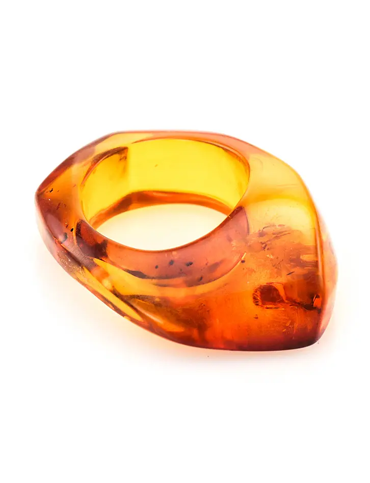 картинка Оригинальное кольцо из цельного натурального балтийского янтаря коньячного цвета «Фаэтон» в онлайн магазине