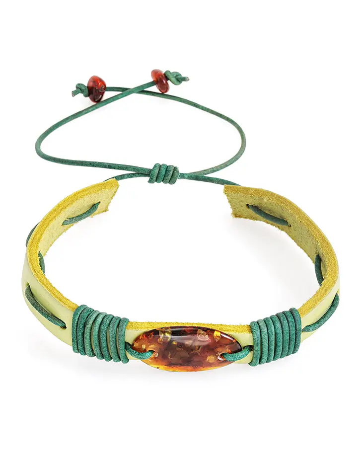 картинка Очаровательный браслет из кожи салатового цвета с коньячным янтарём «Копакабана» в онлайн магазине
