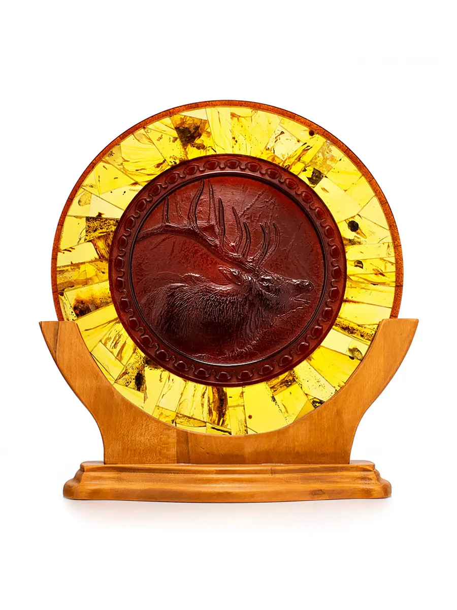 картинка Декоративная янтарная тарелка с резьбой «Олень» в онлайн магазине