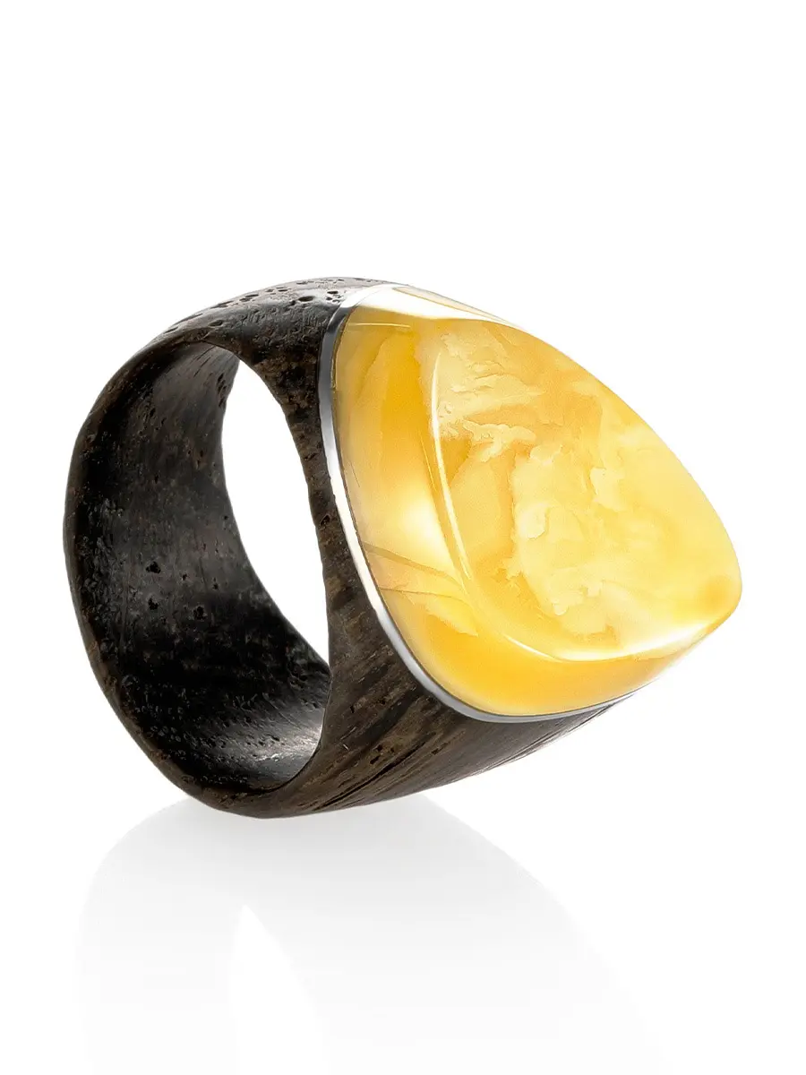 картинка Стильное кольцо из натурального балтийского янтаря и древесины «Индонезия» в онлайн магазине