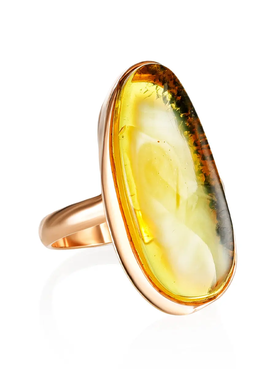 картинка Элегантное кольцо с цельным янтарём в золочённом серебре «Глянец» в онлайн магазине