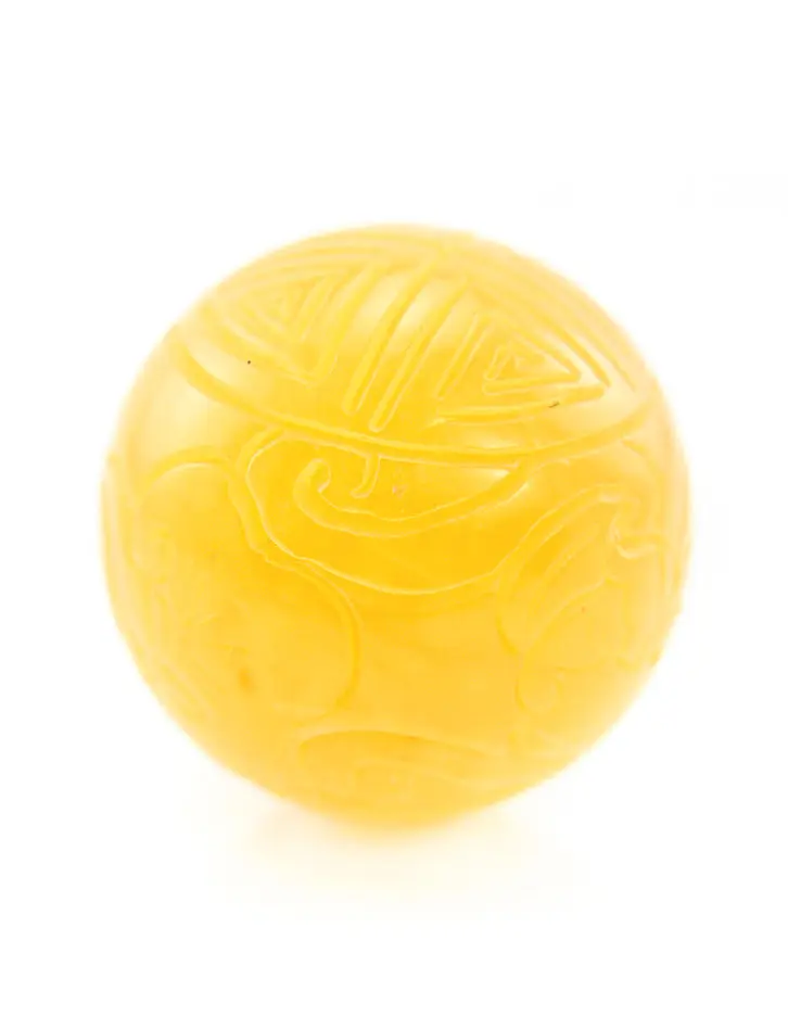 картинка Сувенирный шар из янтаря насыщенного медового цвета с резьбой «Цветочный орнамент» в онлайн магазине