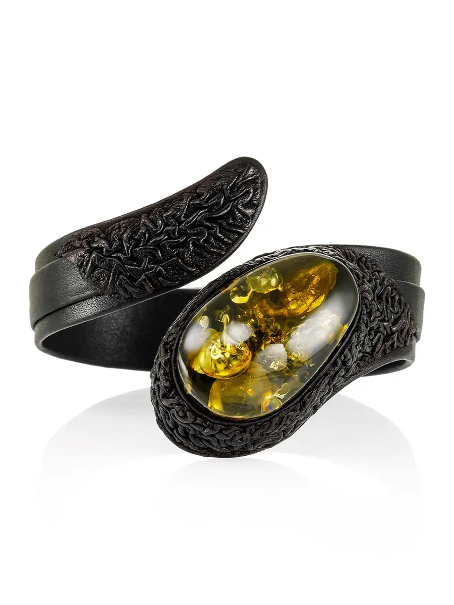 картинка Стильный браслет-змейка из кожи и натурального янтаря зелёного цвета в онлайн магазине