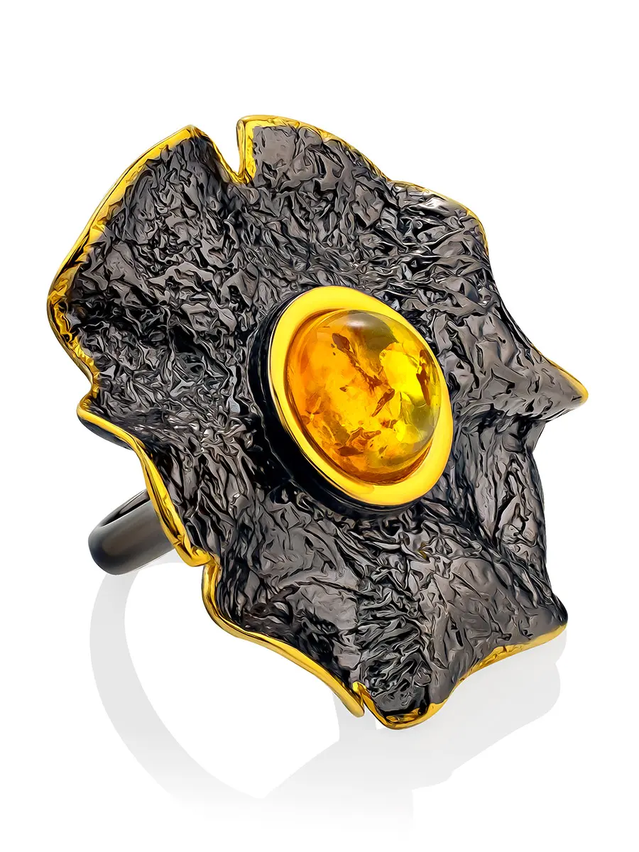 картинка Роскошное объёмное кольцо из чернёного серебра с золочением и янтаря «Мак» в онлайн магазине