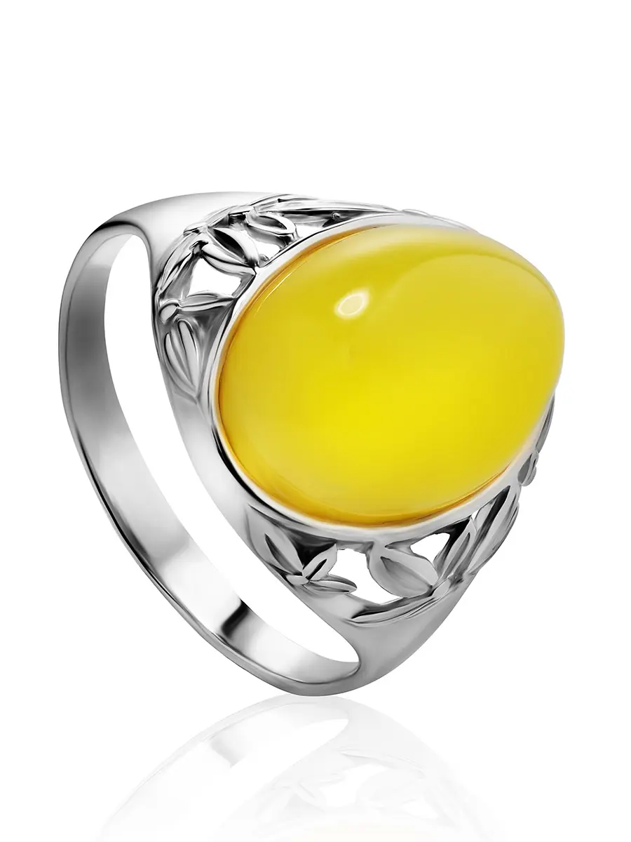 картинка Кольцо из серебра с натуральным янтарём белого цвета «Кармен» в онлайн магазине