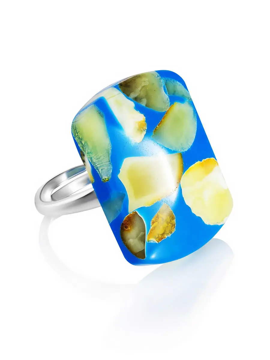 картинка Яркое синее кольцо с мозаикой из натурального янтаря «Далматин» в онлайн магазине