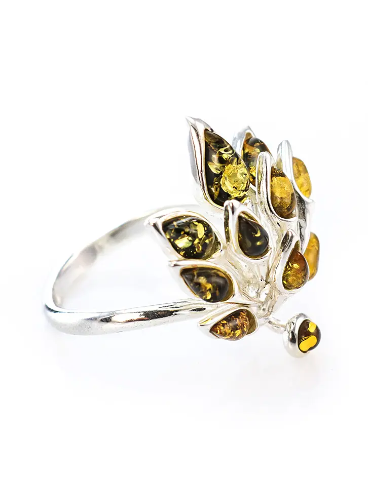 картинка Нарядное серебряное кольцо из натурального балтийского янтаря зелёного цвета «Осень» в онлайн магазине