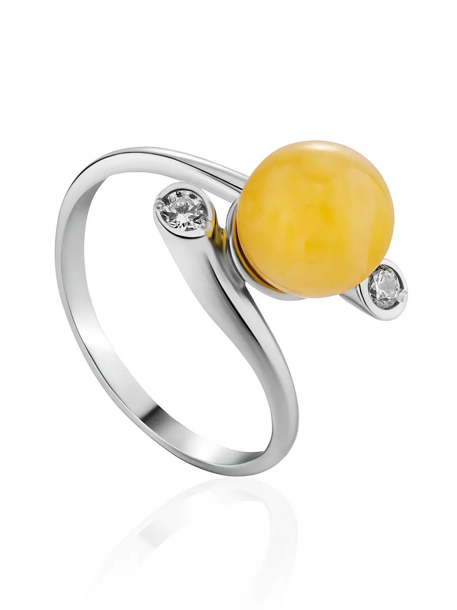 картинка Серебряное кольцо с натуральным янтарём медового цвета и фианитами «Фемида» в онлайн магазине