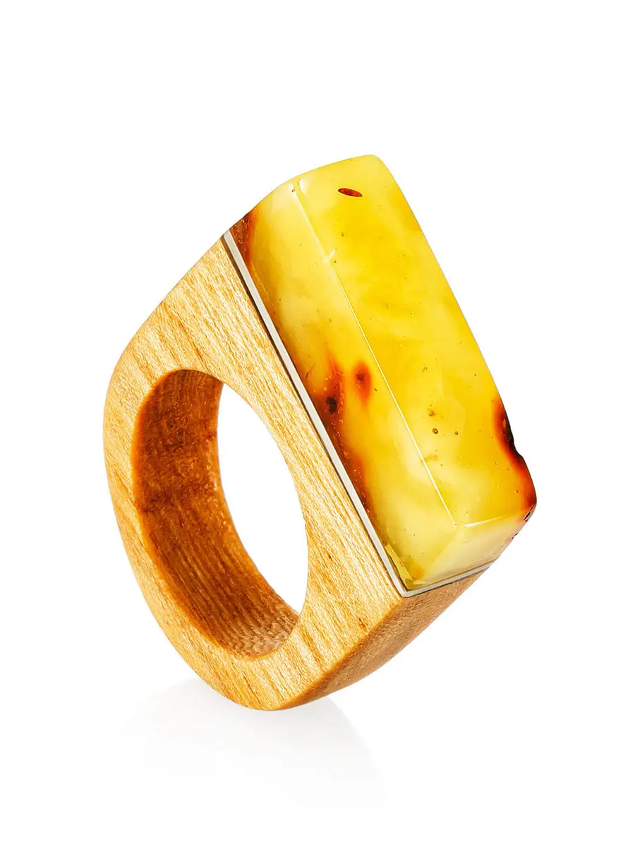 картинка Стильное кольцо из дерева, украшенное кусочком натурального медового янтаря «Индонезия» в онлайн магазине