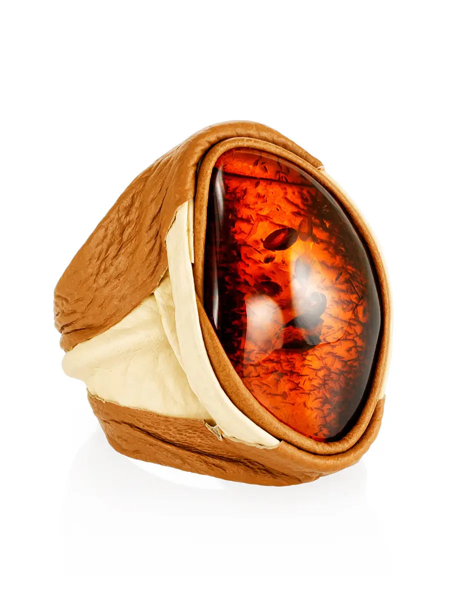 картинка Кольцо-перстень из натуральной кожи с крупным тёмно-коньячным янтарём «Амазонка» в онлайн магазине
