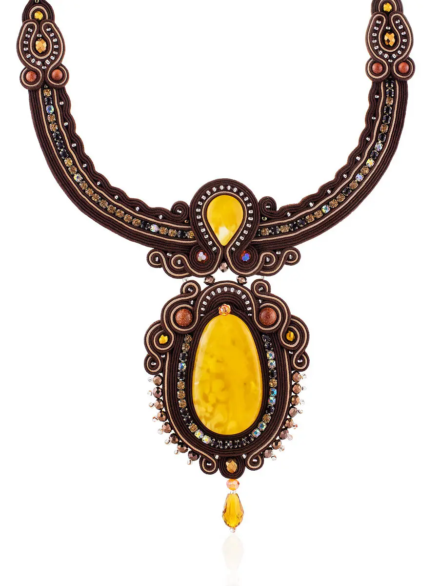 картинка Плетёное колье «Индия», украшенное кристаллами и цельным медовым янтарём в онлайн магазине