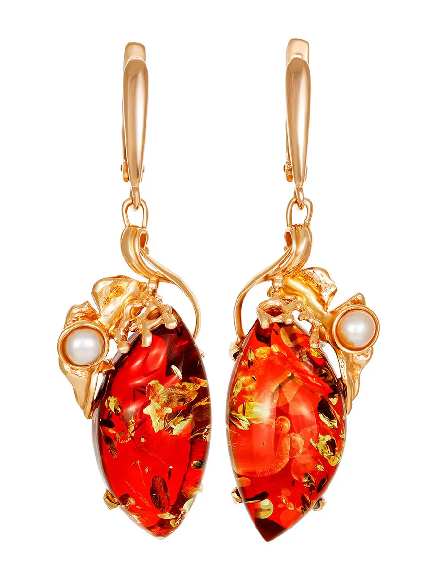 картинка Яркие серьги «Версаль» с красным янтарём и жемчугом в серебре с позолотой в онлайн магазине