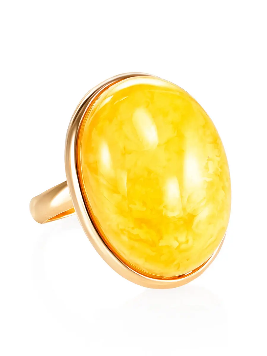 картинка Объёмное кольцо из позолоченного серебра и натурального медового янтаря в онлайн магазине