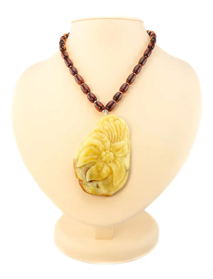 картинка Крупная сувенирная подвеска-резьба из натурального медового янтаря «Цветок» на вишневых бусах-цилиндрах в онлайн магазине
