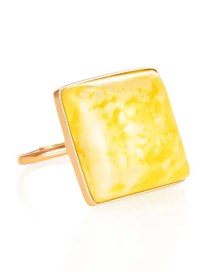 картинка Стильное кольцо из золота с натуральным медовым янтарём в онлайн магазине