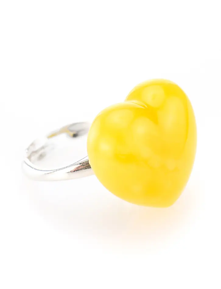 картинка Красивое нежное кольцо из серебра и натурального балтийского медового янтаря «Сердце» в онлайн магазине