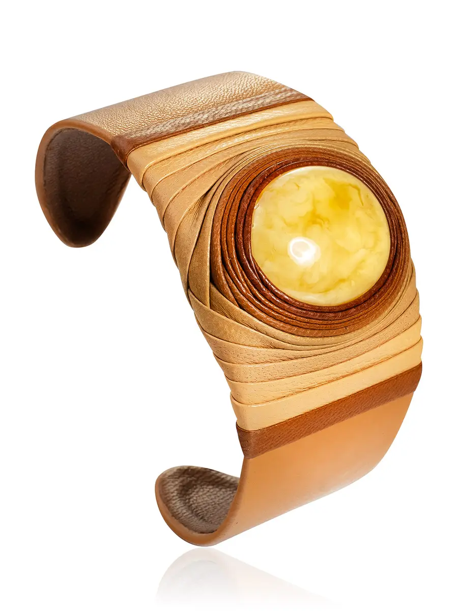 картинка Стильный жёсткий браслет из коричневой кожи с пейзажным янтарём «Нефертити» в онлайн магазине