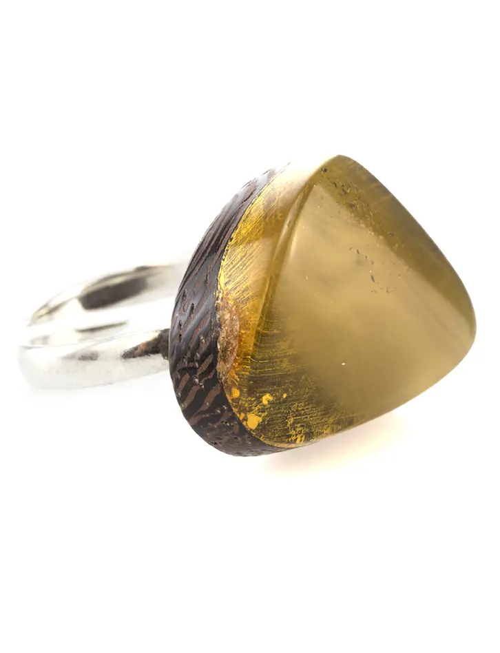 картинка Необычное кольцо в этническом стиле из серебра, натурального балтийского янтаря и древесины «Индонезия» в онлайн магазине