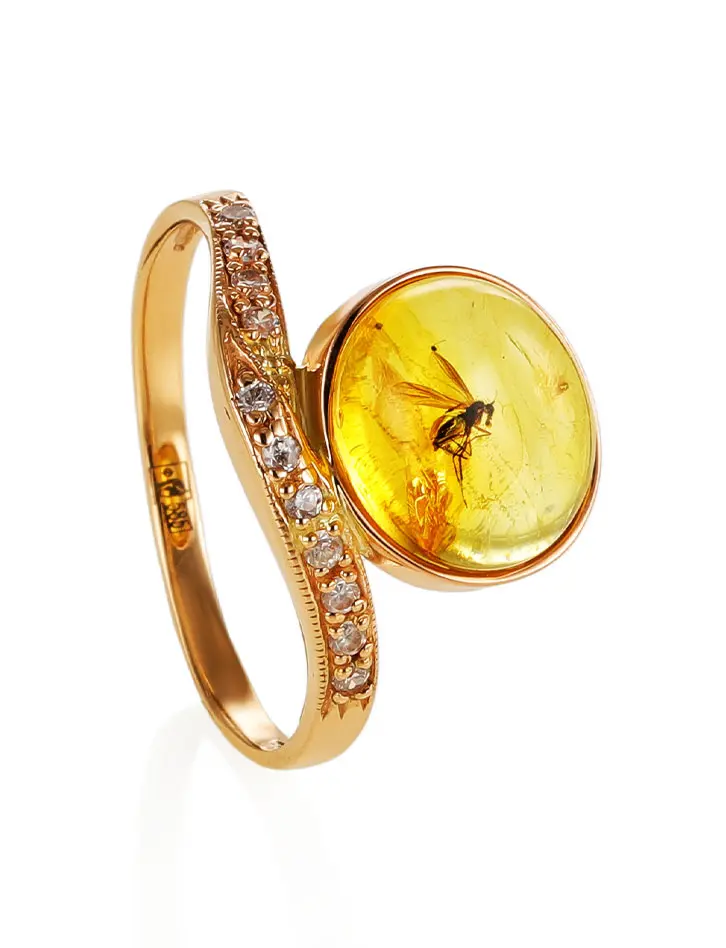 картинка Нарядное золотое кольцо «Клио», украшенное лимонным янтарём с инклюзом насекомого в онлайн магазине