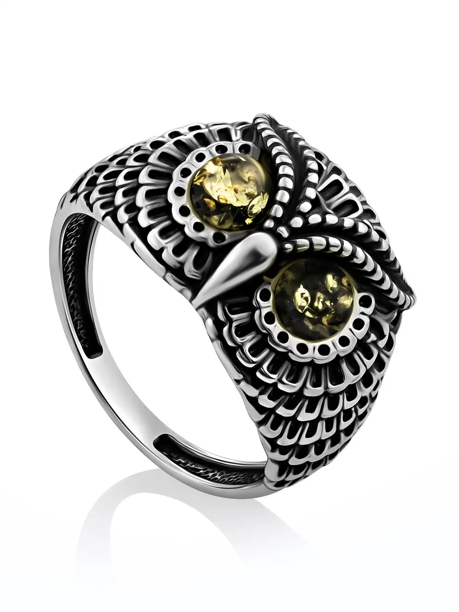 картинка Стильное кольцо, украшенное зелёным балтийским янтарём «Филин» в онлайн магазине