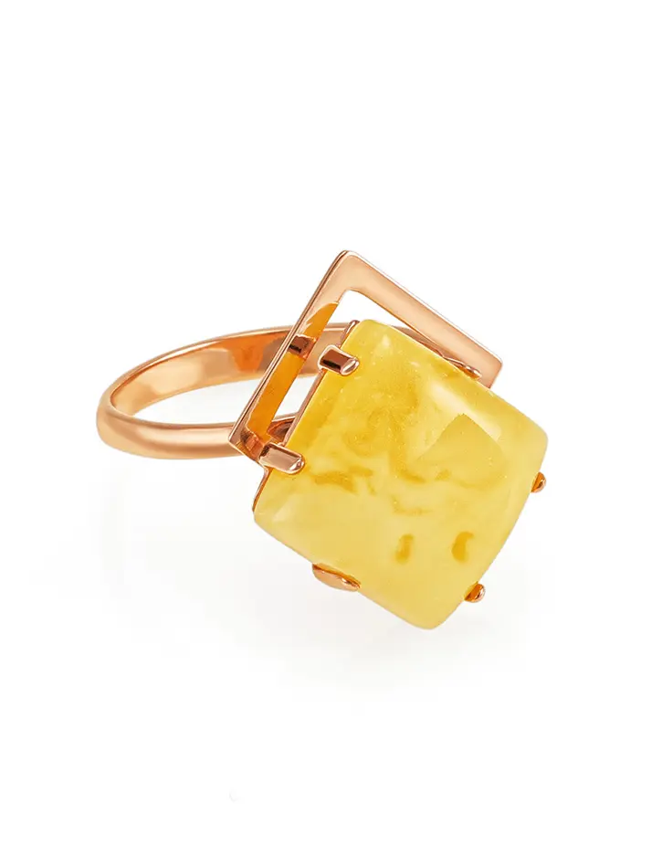 картинка Стильное кольцо «Пикассо» из золота и натурального молочно-медового янтаря в онлайн магазине